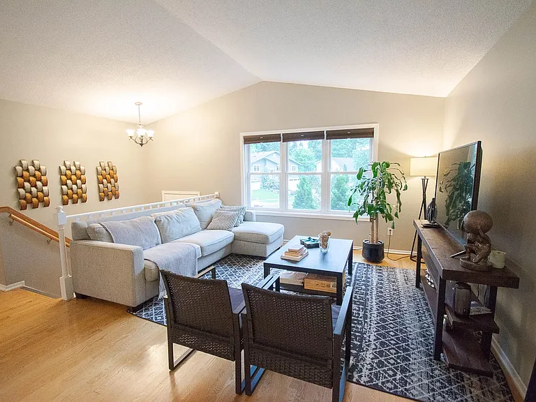 724 20th Ave SW — Photo 3