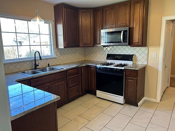 5th image of 422 N Brown St