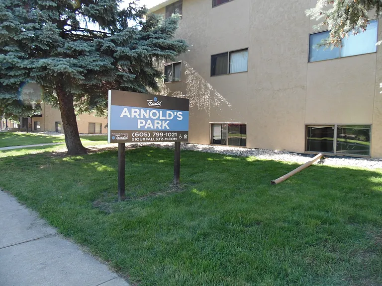 Arnold's Park Apartments — Photo 39