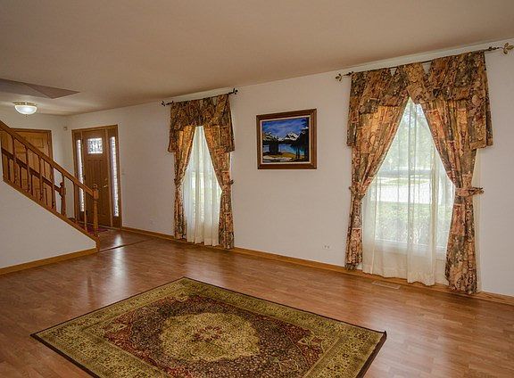 2nd image of 824 Oakwood Dr