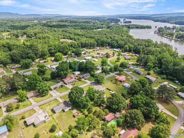 222 Lakewood Dr, Scottsboro, AL 35769