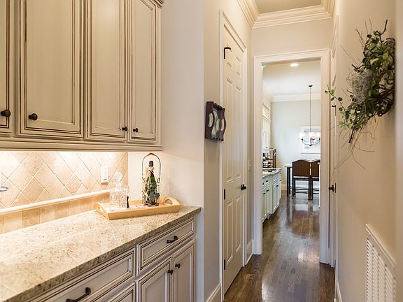 3rd image of 1562 Westhaven Blvd