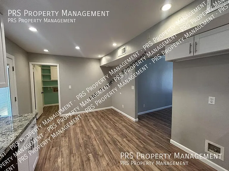 2207 W Monroe St — Photo 14