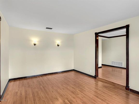 5th image of 2524 Lang Ave