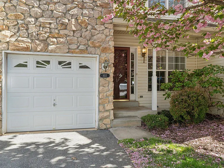 103 Birchwood Dr — Photo 2