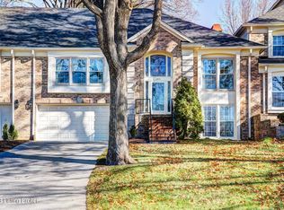 1203 Wellington Pl, Windy Hills, KY 40207