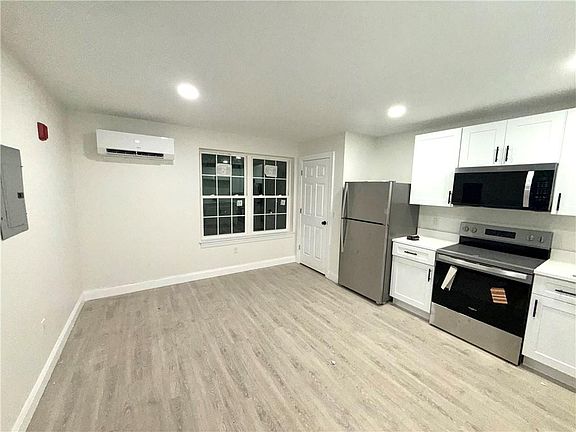 3rd image of 531 Smith St