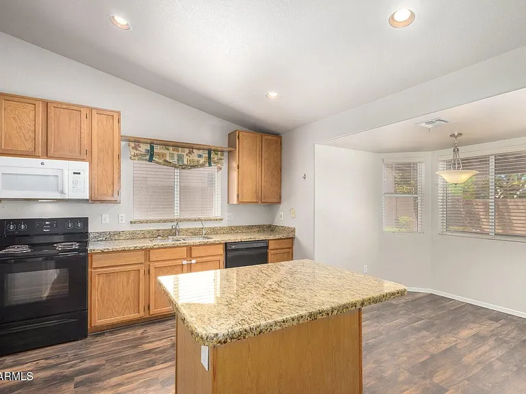 1924 E Sharon Dr — Photo 16