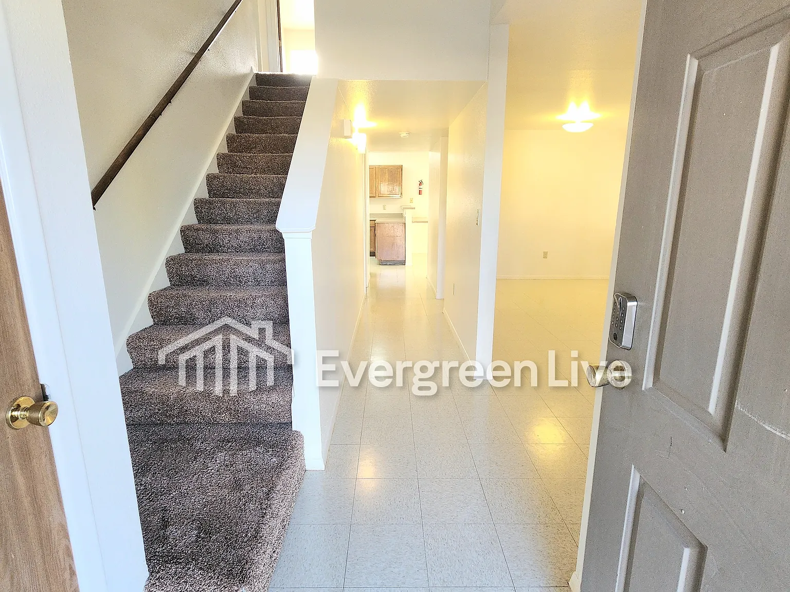 4 bed, 2.5 bath, 1390 sqft, $1,295 — Photo 2
