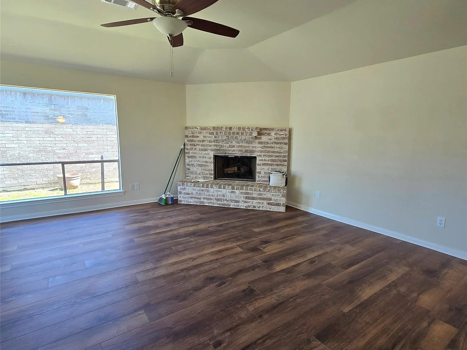 3 bed, 2.0 bath, 1734 sqft, $1,850 — Photo 2