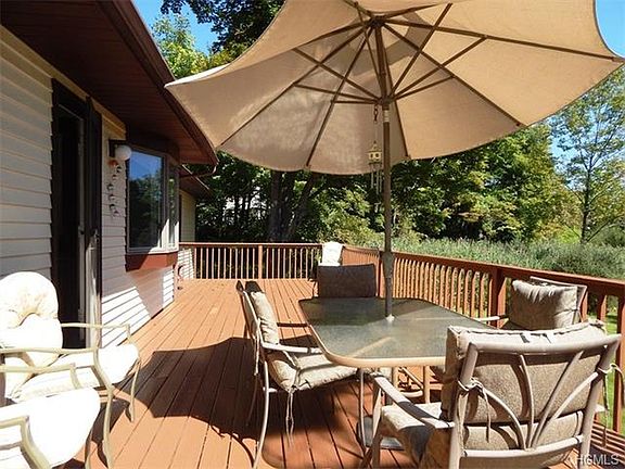Deck off Kitchen & family rm