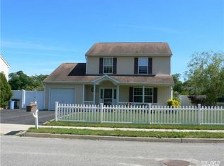2 2nd Pl, Bay Shore, NY 11706