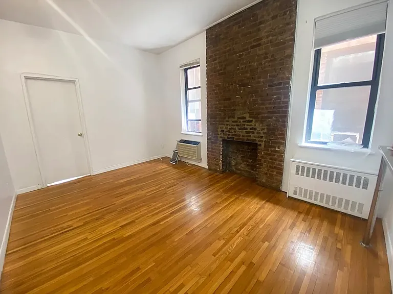 205 E 14th St #2D — Photo 2