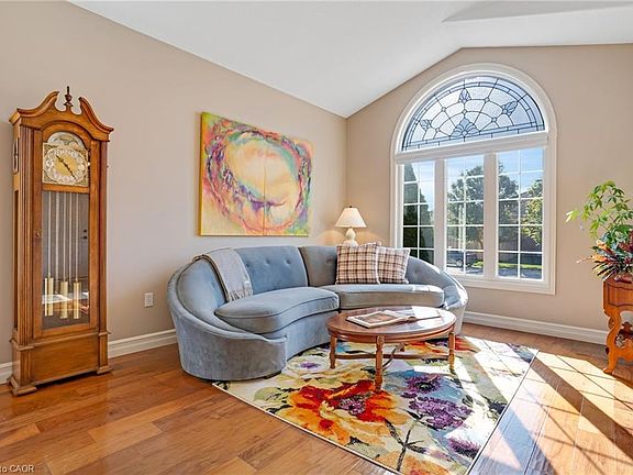 5th image of 43 Macdonald Cres