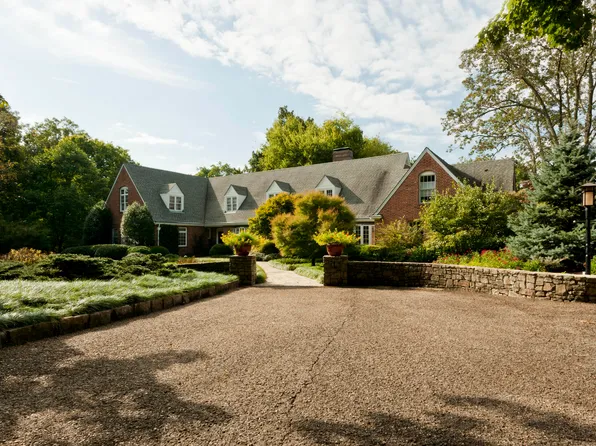 122 W Watkins St, Lookout Mountain, TN 37350