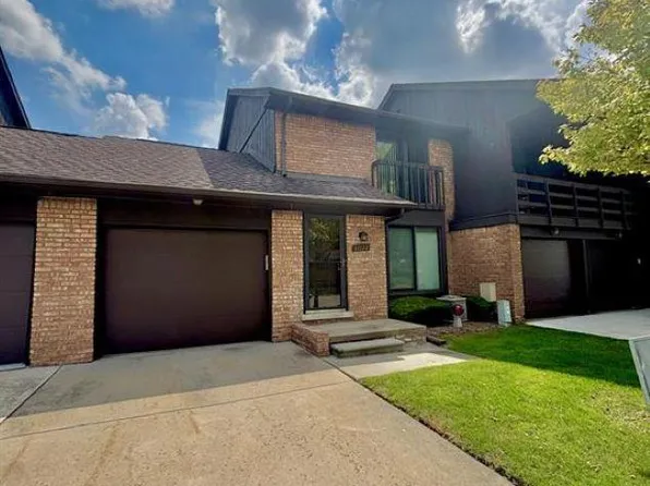 37122 Clubhouse Dr, Sterling Heights, MI 48312