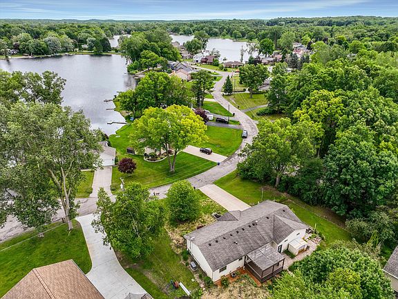 2nd image of 3941 Loch Dr