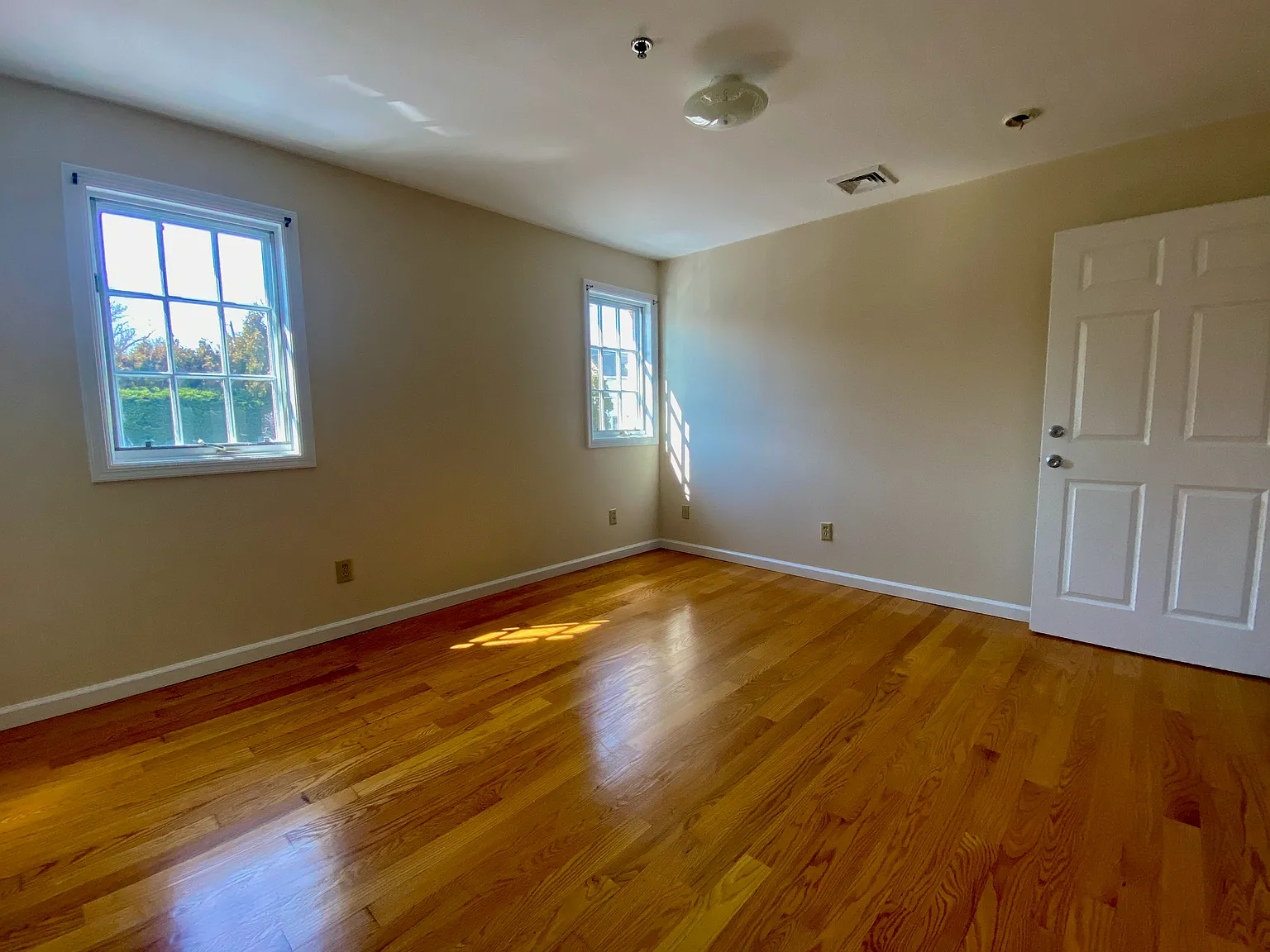 2 bed, 1150 sqft, $3,400 — Photo 2