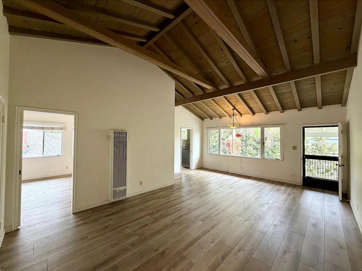 122 W Arrellaga Street — Photo 2