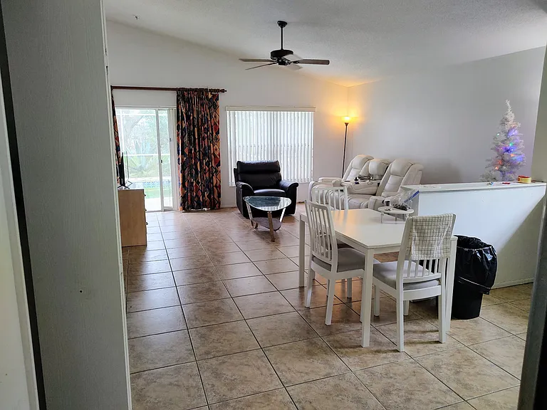 521 Castlemain Cir — Photo 22