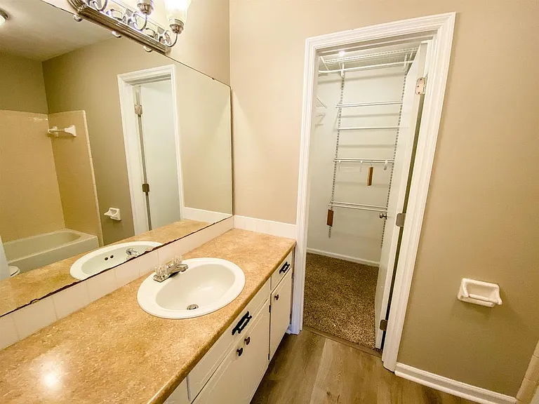 1104 Green Tree Ct #E — Photo 14