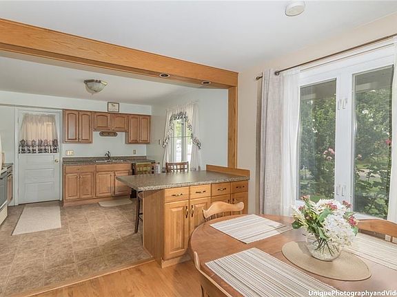 4th image of 39 Loretta Dr