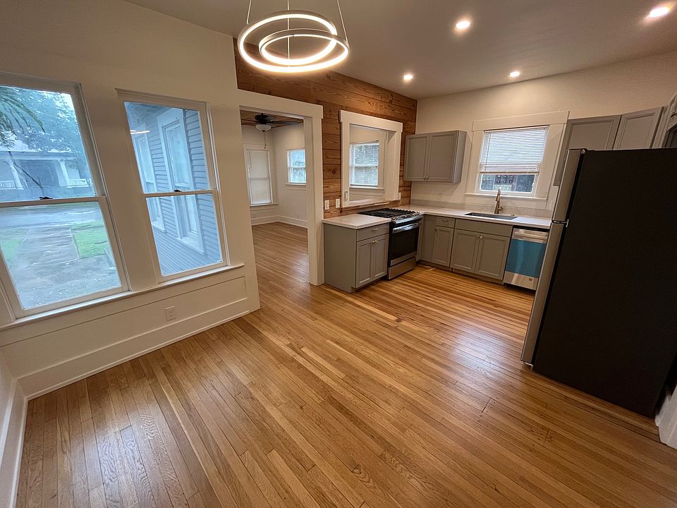 Gorgeous dining and kitchen area