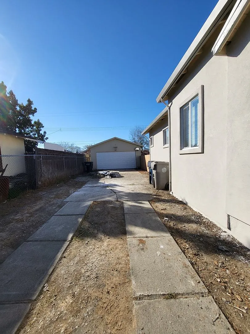 Beautifully Updated Single Story Home 3 Bedrooms and 2 Bathrooms. — Photo 2