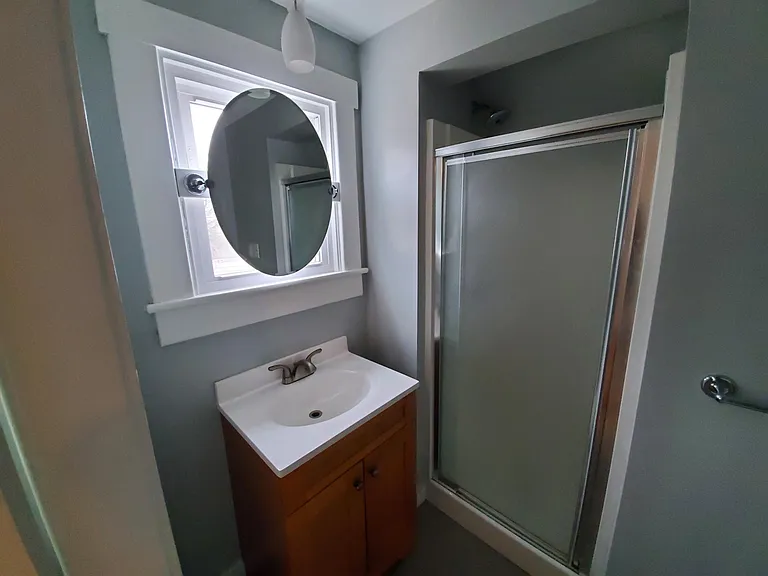 2ND FLOOR HALLWAY FULL BATH