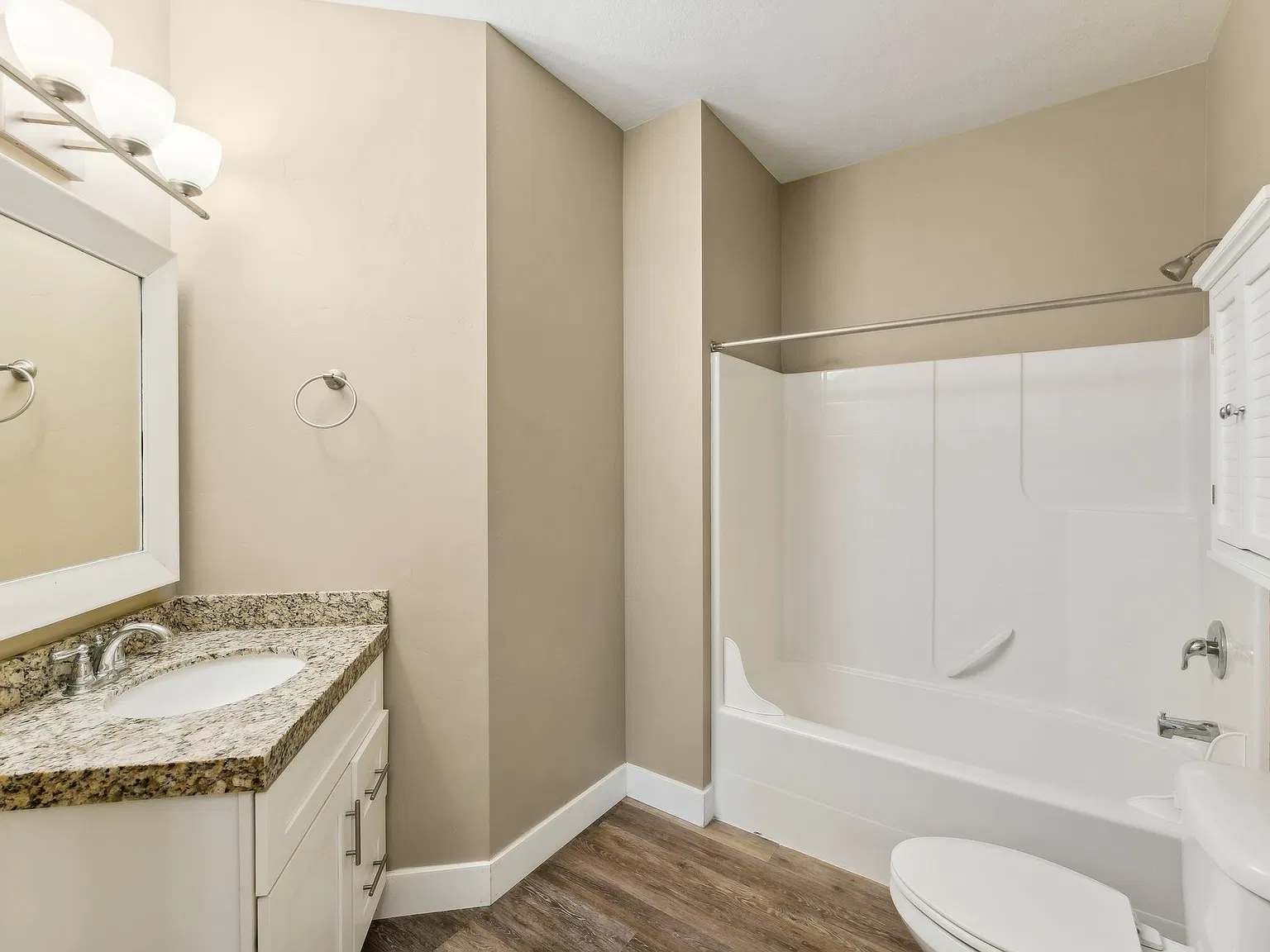 3 bed, 1200 sqft, $2,000 — Photo 2
