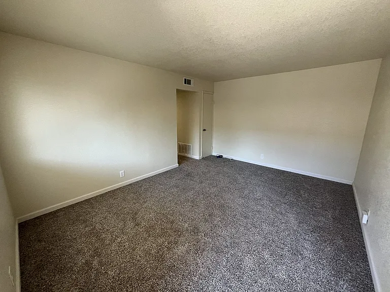 6415-6417 San Stefano St — Photo 48