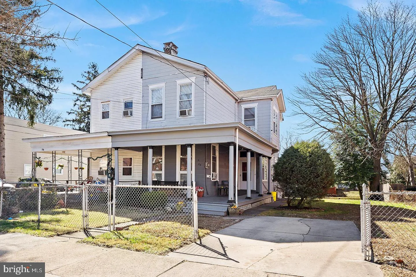 689 Centre St photo 1
