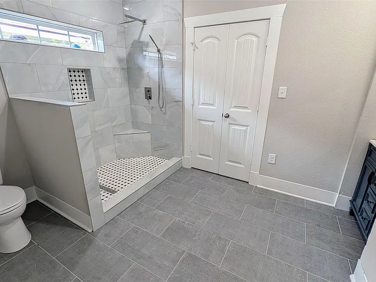 1133 W Gray St — Photo 6