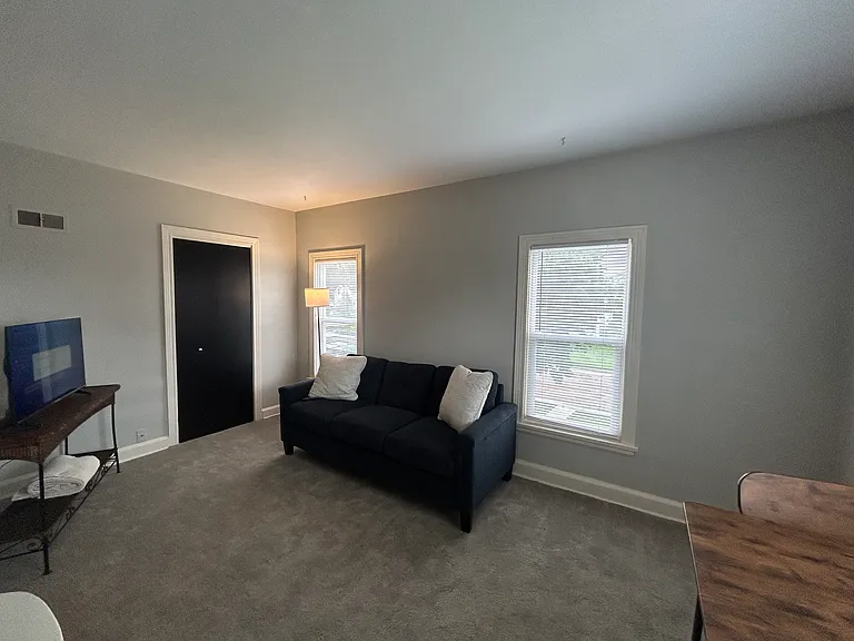 1746 B Ave NE — Photo 3