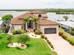 12130 Shoreview Dr, Matlacha, FL 33993
