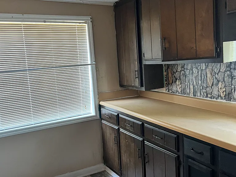 215 Washington Ave — Photo 8