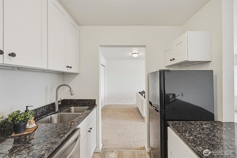 4th image of 819 High Street W #106