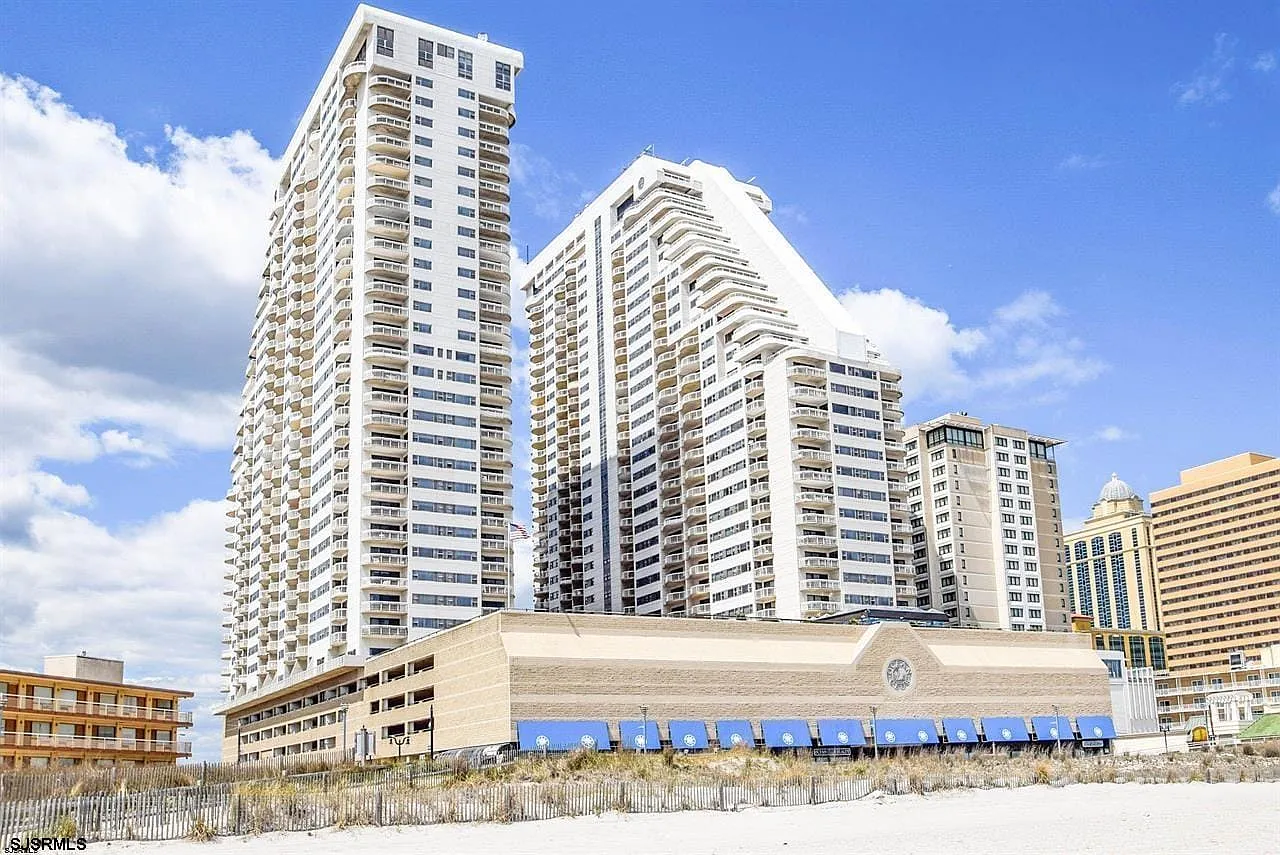 2 bed, 1.5 bath, 978 sqft, $2,450 — Photo 1