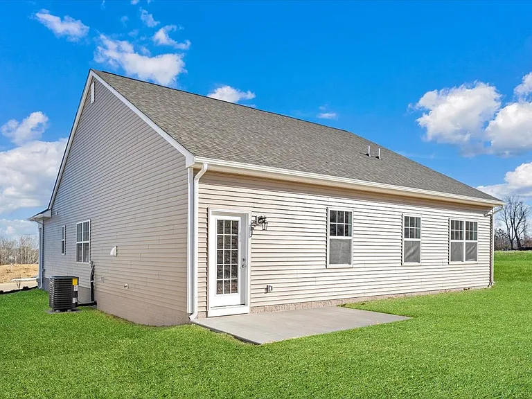 7401 Kings Pointe Dr — Photo 3