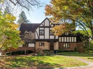 1319 Devereux Dr, Oakwood, OH 45419