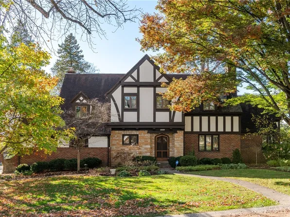 1319 Devereux Dr, Oakwood, OH 45419