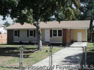 1821 Dewsberry Dr, Fayetteville, NC 28304