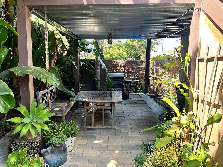 2853 E 5th St — Photo 9
