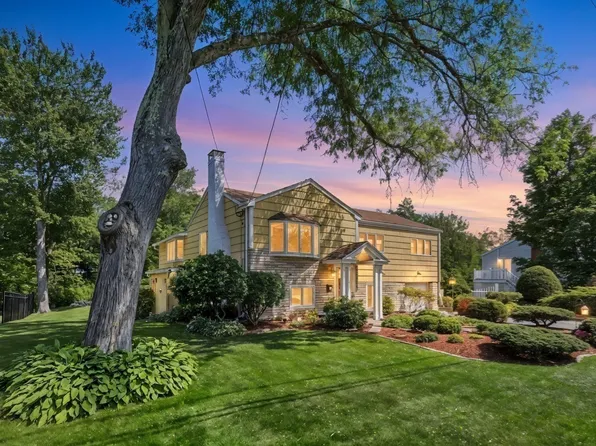 12 Carpenter Rd, Lynnfield, MA 01940