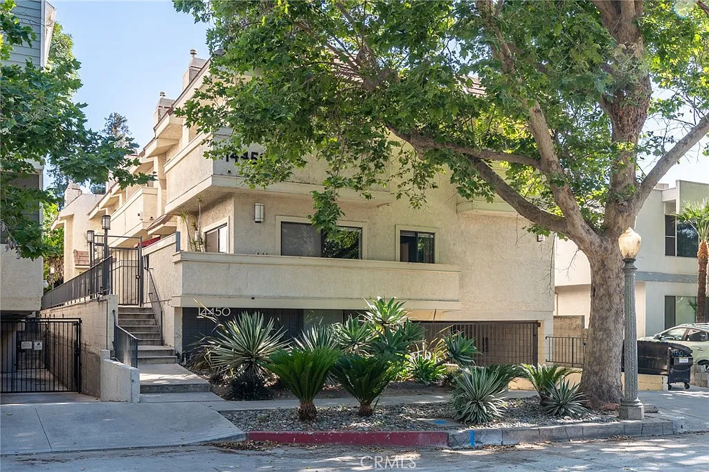 2 bed, 2.5 bath, 1408 sqft, $3,200 — Photo 1