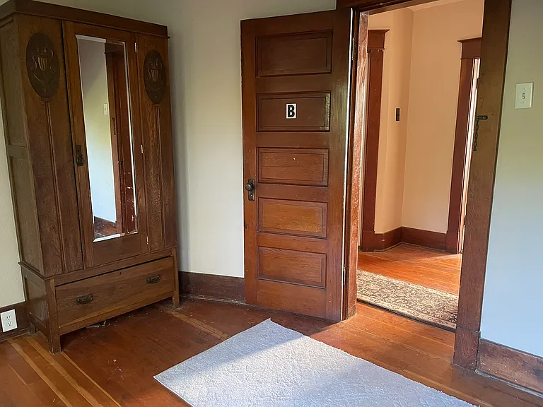1002 N Ainsworth Ave #B — Photo 8