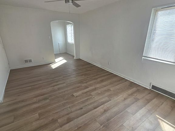 4th image of 26 E Hudson Ave #2