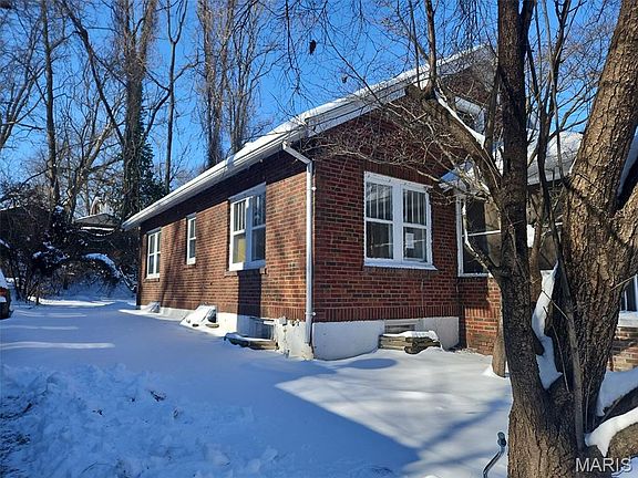 4th image of 115 Lawrence Ave