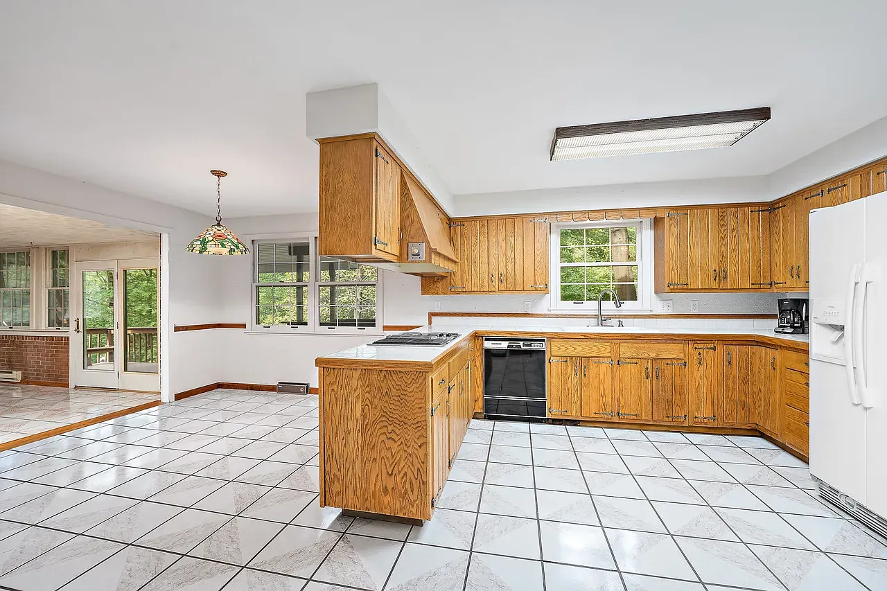 4 bed, 3.5 bath, 4370 sqft, $3,995 — Photo 4