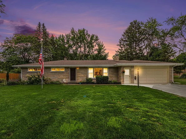 1422 Cardinal Dr, Saint Joseph, MI 49085
